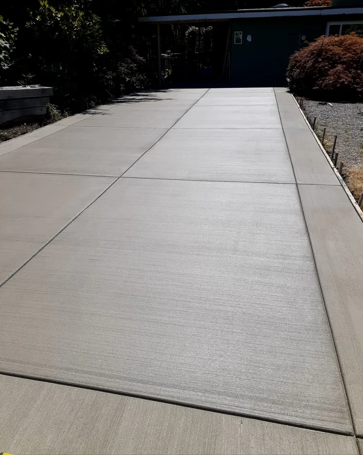 Large concrete slab with straight control joints